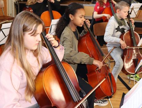 Billedet viser unge talenter der spiller Cello i Strygertjansen.